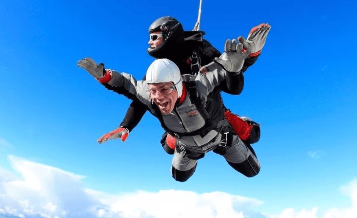 skok ze spadochronem