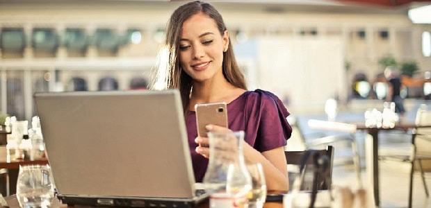 dziewczyna z laptopem