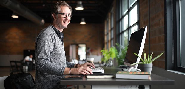 mężczyzna przy biurku